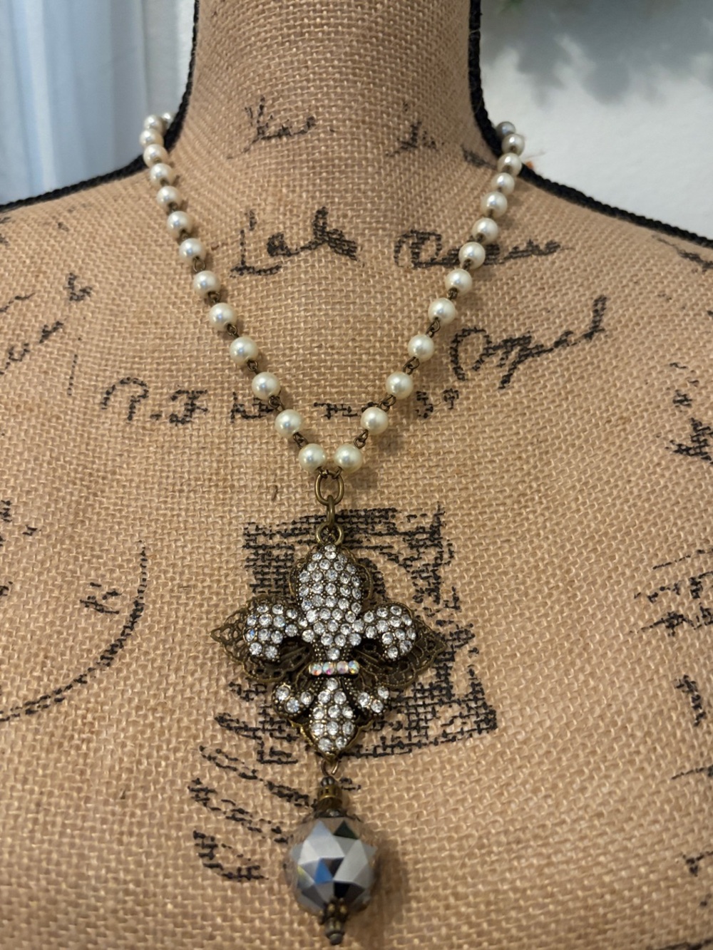 Vintage-Inspired Pearl Necklace with Crystal Fleur Pendant - Cream